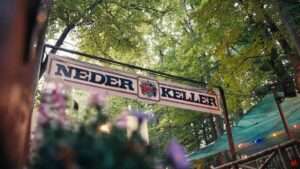 Neder Keller Schriftzug bei herrlichem Sonnenschein am Kellerwald Forchheim