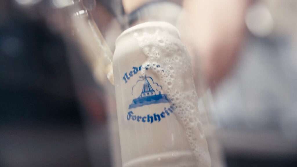 Bierkrug mit frischem Neder Bier