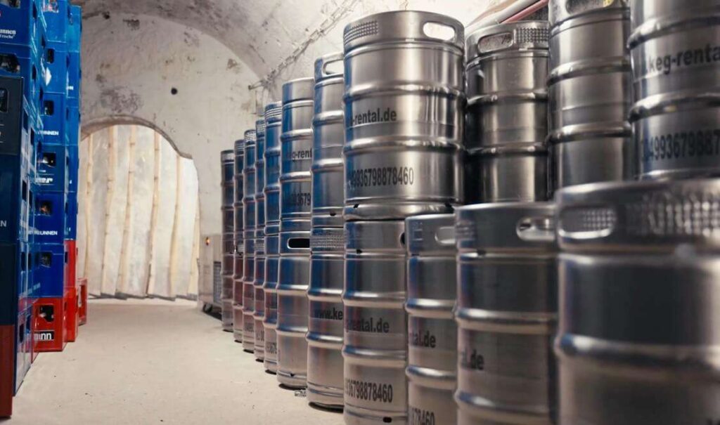 Bierfässer werden im Keller gelagert
