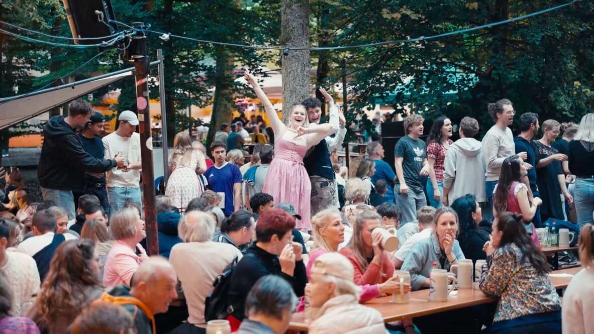 Leute Tanzen auf den Bänken zur guten Musik am Neder Keller zum Annafest Forchheim