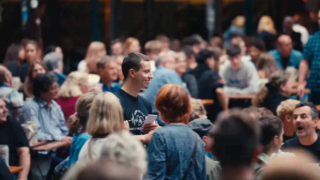 Kellner am Annafest auf dem Neder Keller lächelt freundlich